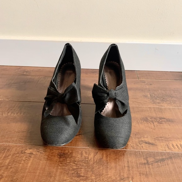 Roberto Vianni Bow Tie Heels - Picture 3 of 3